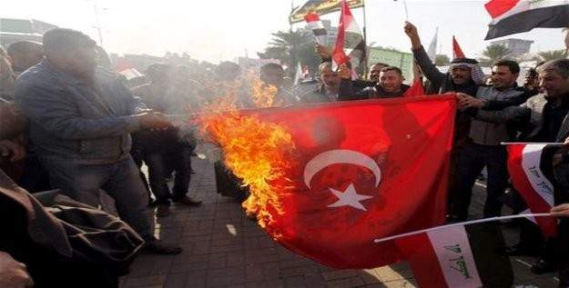 Irak'ta göstericiler Türk bayrağı yaktı