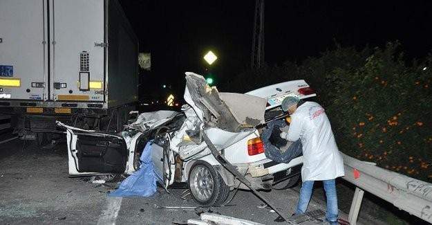 Otomobil TIR'a arkadan çarptı: 1 ölü, 2 yaralı