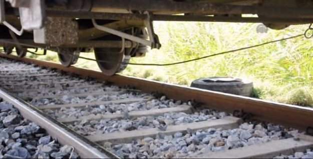 Yolcu treni otomobili sürükledi: 1 ölü