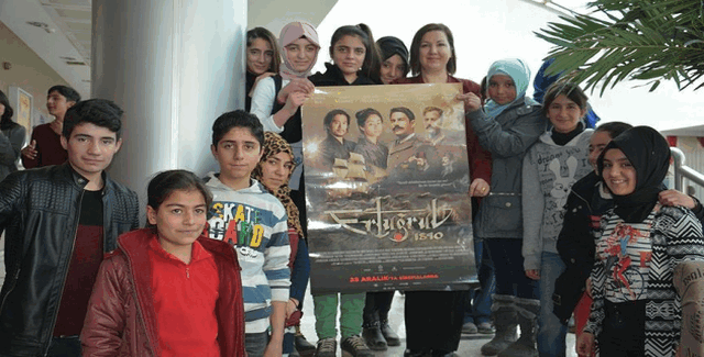 Tatvan ilçesinde öğretmenlik yapan Mihraç Kulu, 600 öğrenciyi sinemaya götürdü