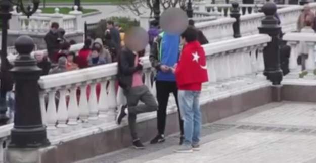 Kızıl Meydan'da Türk bayrağı ile dolaşan gence sosyal medyada büyük ilgi
