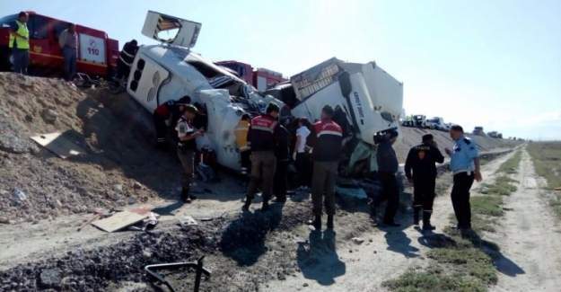 Konya'da TIR ile minibüs çarpıştı: 10 ölü 4 yaralı