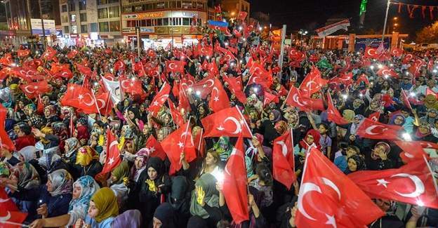 Meydanlardaki demokrasi nöbeti sürüyor
