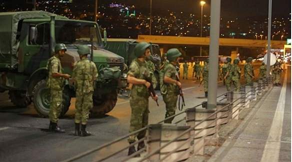 Darbe girişimine Venedik'te halaylı kutlama