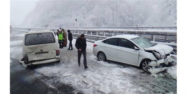 Yılın ilk kar kazası Bolu'dan; 6 trafik kazası!