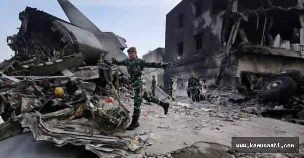 Endonezya'da askeri kargo uçağı düştü: 13 ölü
