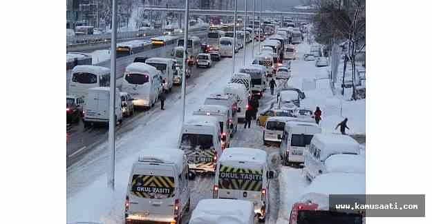 İstanbul'da beklenen kar trafiği durdurdu