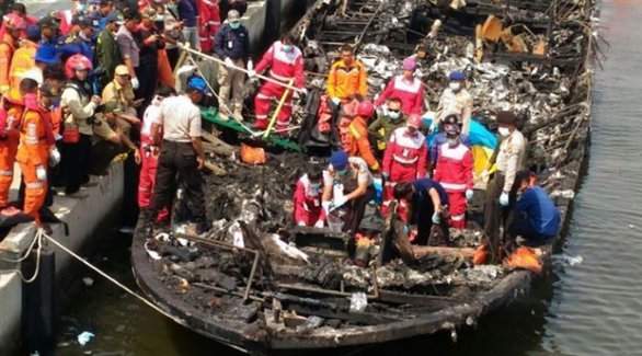 Endonezya'da tatil feribotu yandı