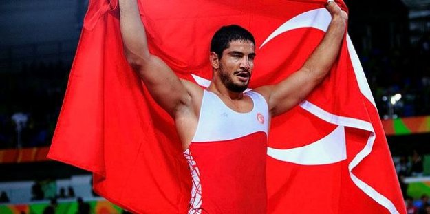 Taha Akgül, dünyanın en iyi güreşçisi seçildi