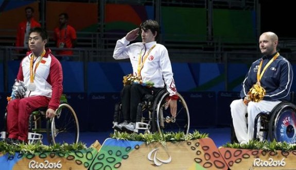 Abdullah Öztürk, kas erimesi hastalığını yenip masa tenisinde altın madalya kazandı