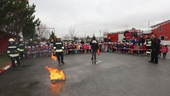 İtfaiye ekiplerinden anaokulu öğrencilerine yangın söndürme eğitimi