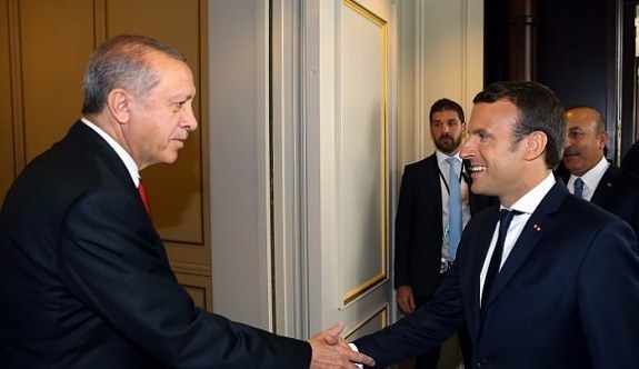 Cumhurbaşkanı Erdoğan'dan Macron'a hediye