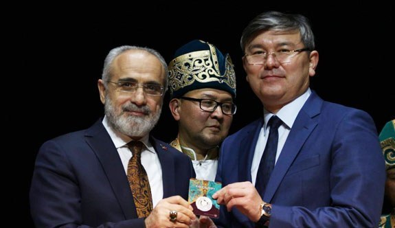 Cumhurbaşkanı Başdanışmanı Yalçın Topçu'ya Kazak Hatıra Parası "Gökbörü" Hediye Edildi