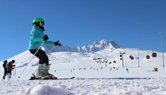 Erciyes 1 ayda 400 bin kişiyi ağırladı