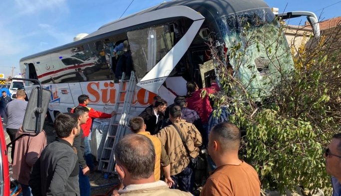 Kayseri'deki kazada can pazarı, yolcular camlar kırılarak çıkarıldı