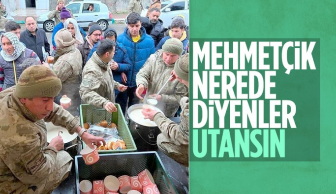 Mehmetçik'ten depremzedelere sıcak yemek dağıtımı