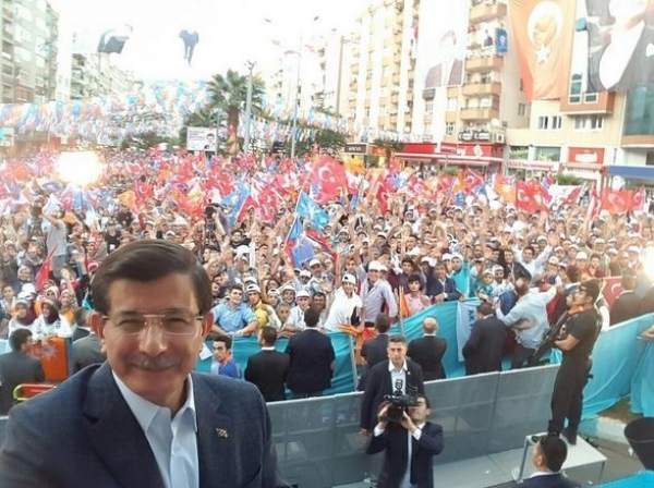 Başbakan Davutoğlu Kahramanmaraş mitinginde selfie çekti