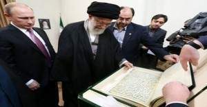 Putin, Hamaney'e en eski el yazısı nüshalı Kur'an-ı Kerim hediye etti