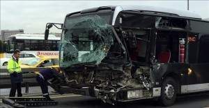 Sefaköy'de metrobüs kazası 5 yaralı