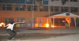 PKK'lı teröristler Diyarbakır'da okul yaktı