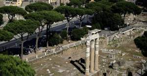 Türk öğrenci bin 800 yıllık Roma sütununa ismini kazıdı