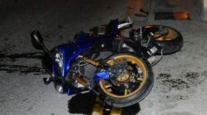 İş makinesine iki motosiklet çarptı, 1 kişi öldü